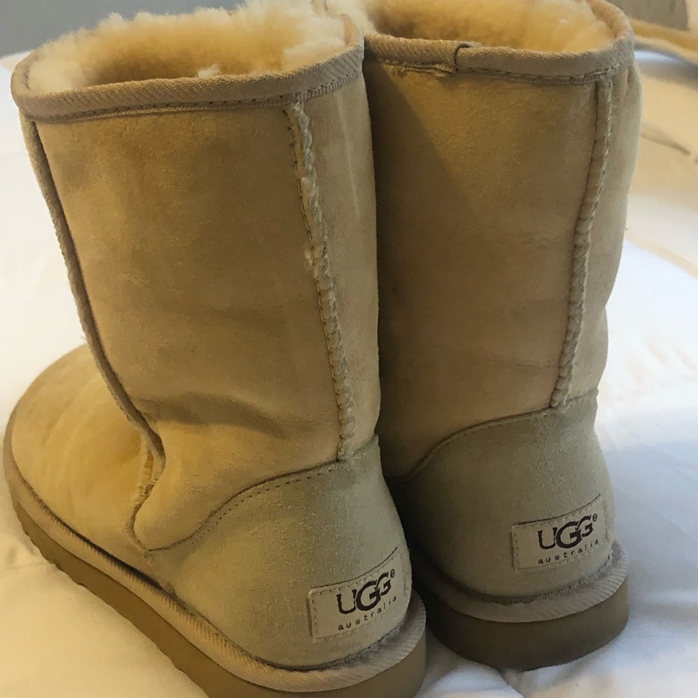 Sand short UGGs size 6